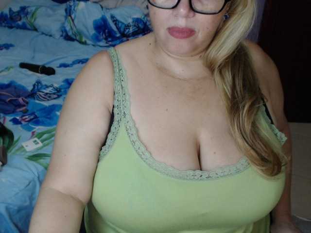 ElizabethTaylor8 live cam on BongaCams