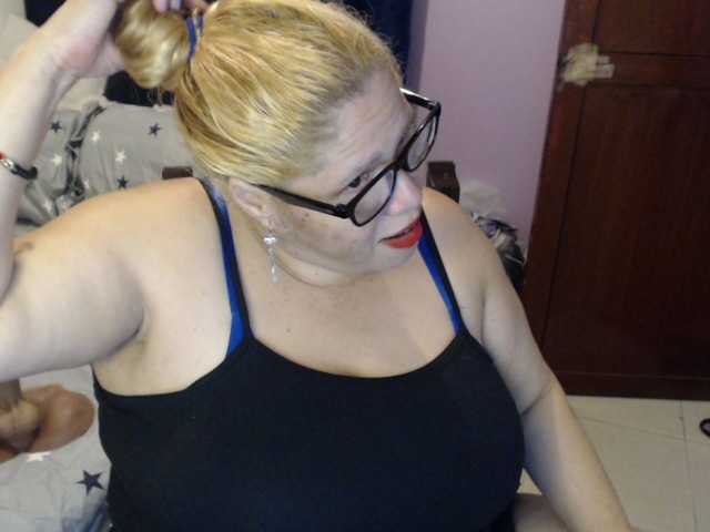 ElizabethTaylor8 live cam on BongaCams