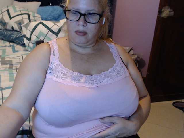 ElizabethTaylor8 live cam on BongaCams