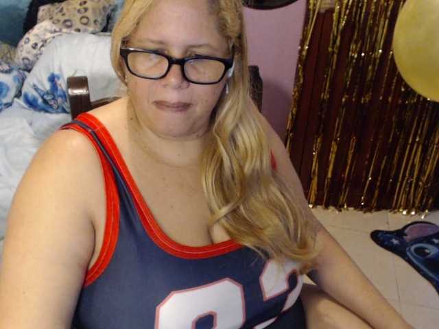 ElizabethTaylor8 live cam on BongaCams