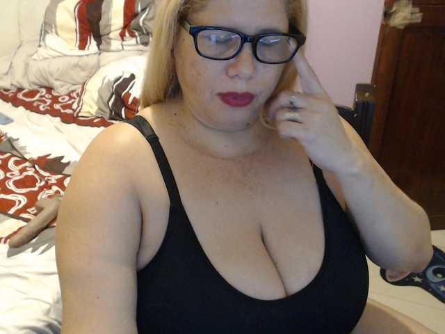 ElizabethTaylor8 live cam on BongaCams