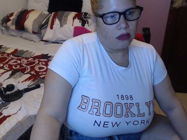 ElizabethTaylor8 live cam on BongaCams