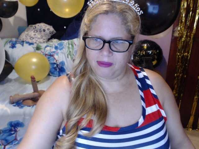 ElizabethTaylor8 live cam on BongaCams