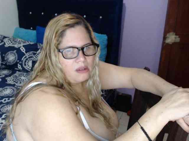 ElizabethTaylor8 Live Webcam on BongaCams