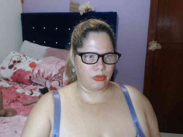 ElizabethTaylor8 Live Webcam on BongaCams