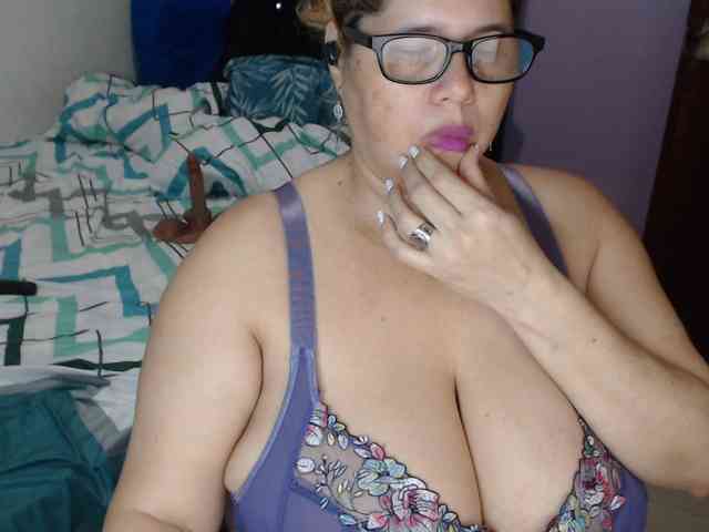 ElizabethTaylor8 Live Webcam on BongaCams