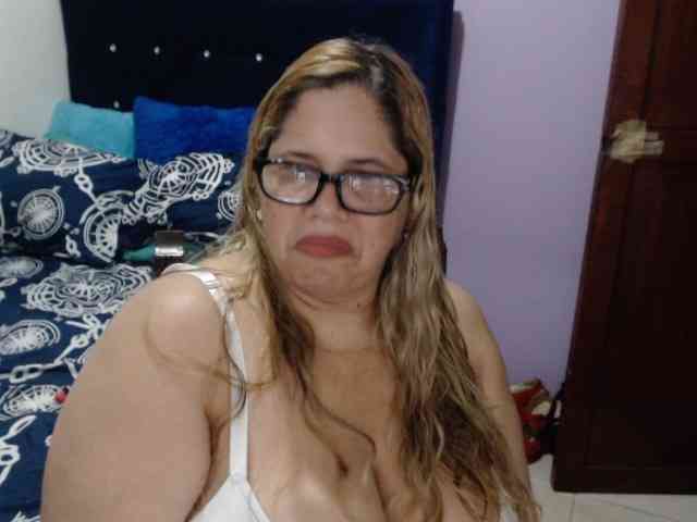 ElizabethTaylor8 Live Webcam on BongaCams