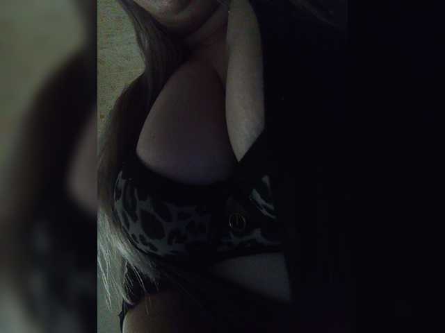 EveHugs live cam on BongaCams