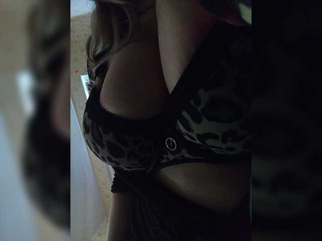 EveHugs live cam on BongaCams