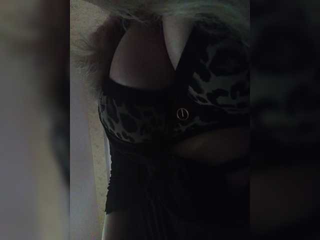EveHugs live cam on BongaCams