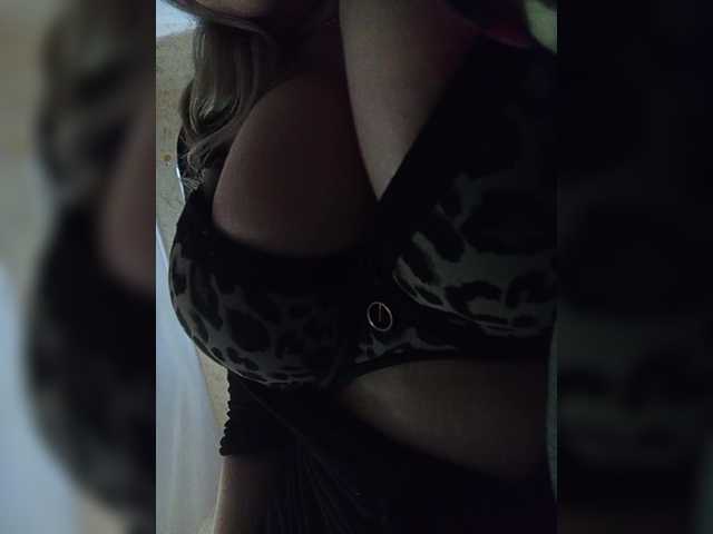 EveHugs live cam on BongaCams