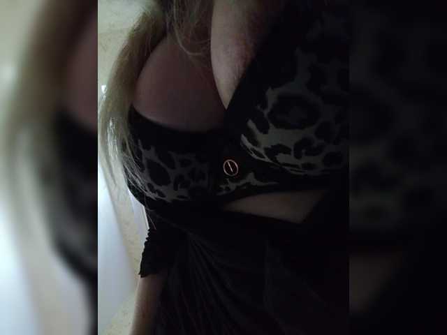 EveHugs live cam on BongaCams
