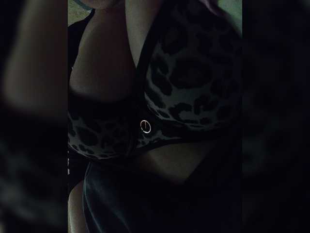 EveHugs live cam on BongaCams