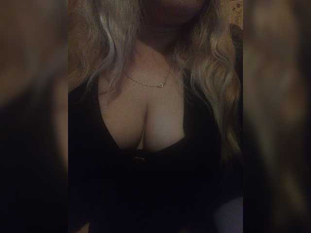 EveHugs live cam on BongaCams