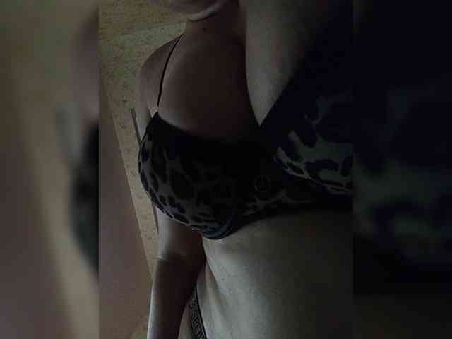 EveHugs Live Webcam on BongaCams