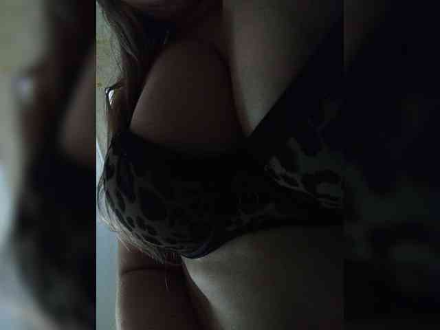 EveHugs Live Webcam on BongaCams