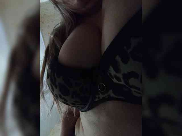 EveHugs Live Webcam on BongaCams