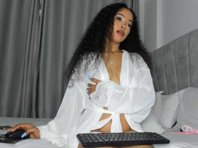 pretty-canella live cam on BongaCams