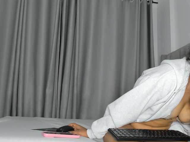 pretty-canella live cam on BongaCams