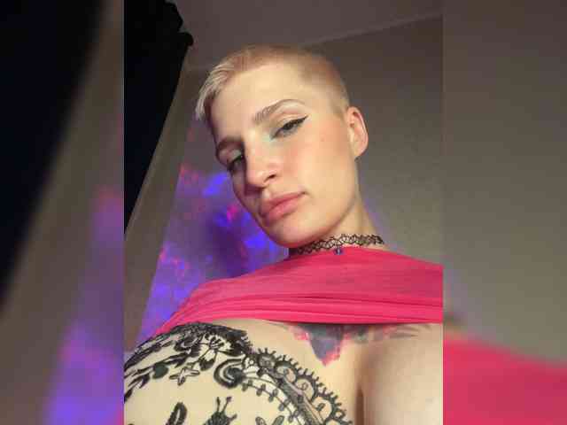 alien-girl webcam