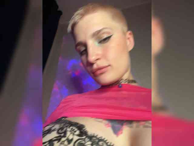 alien-girl webcam