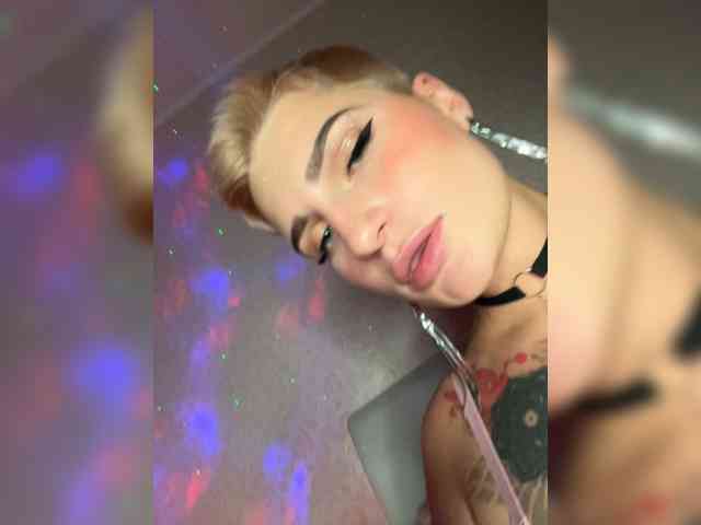 AbsintheGirl cam