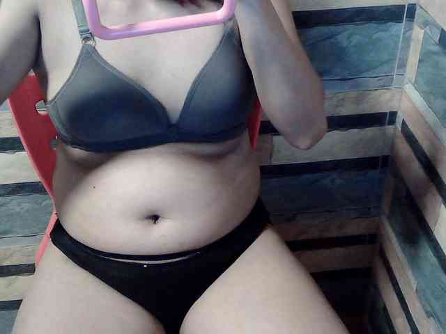 HornyNica webcam