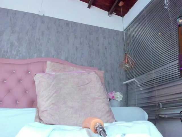 Nahomidi-bello live cam on BongaCams