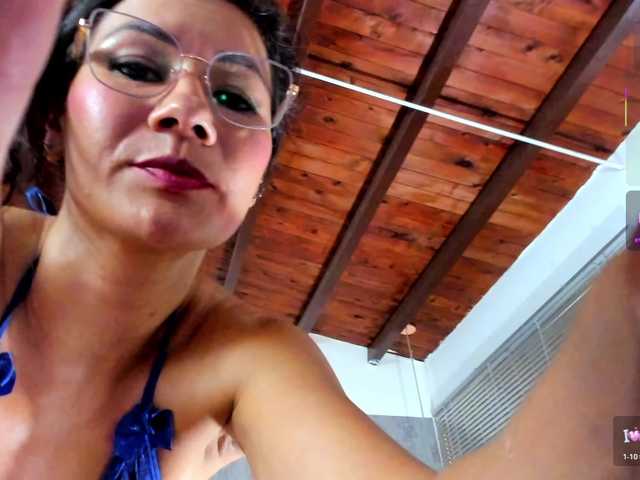 Nahomidi-bello live cam on BongaCams