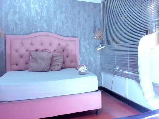 Nahomidi-bello live cam on BongaCams