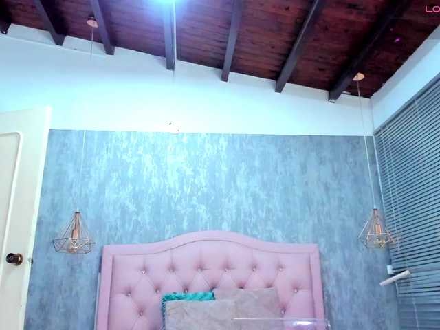 Nahomidi-bello live cam on BongaCams