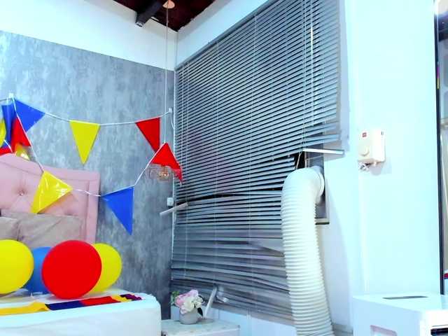Nahomidi-bello live cam on BongaCams