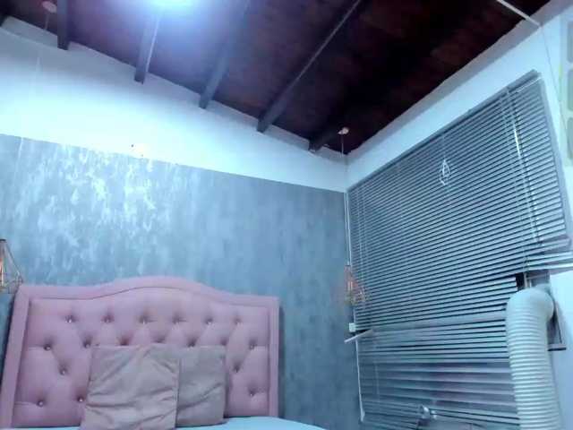 Nahomidi-bello live cam on BongaCams
