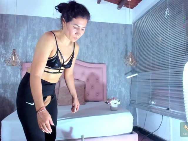 Nahomidi-bello live cam on BongaCams