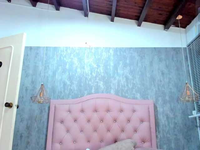 Nahomidi-bello live cam on BongaCams