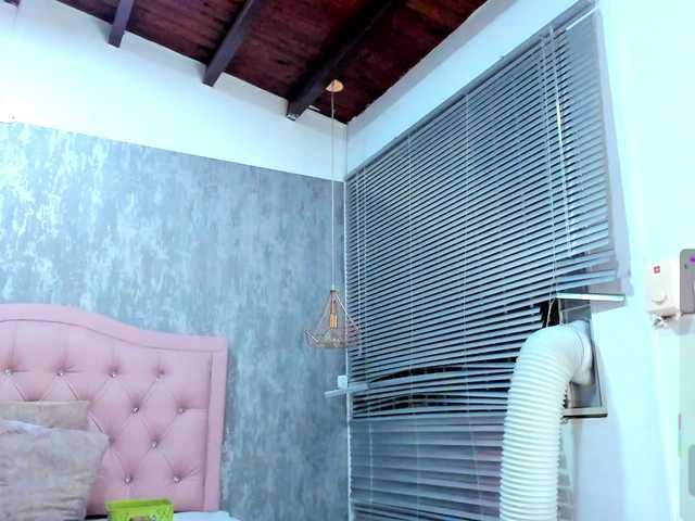 Nahomidi-bello live cam on BongaCams
