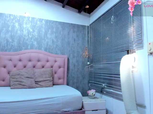Nahomidi-bello live cam on BongaCams