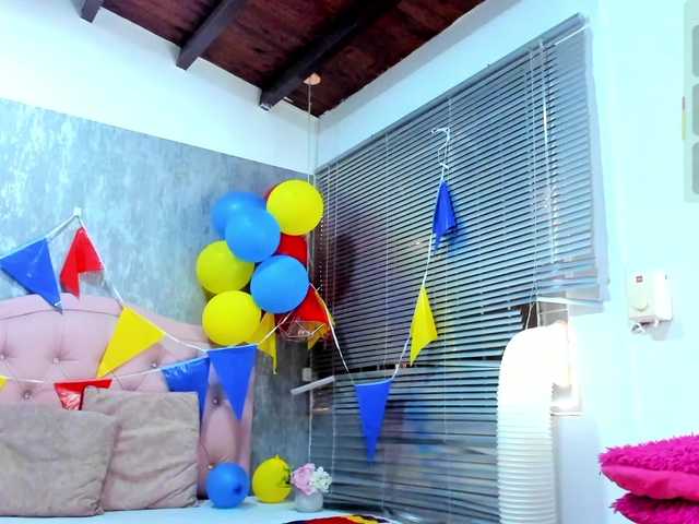Nahomidi-bello live cam on BongaCams
