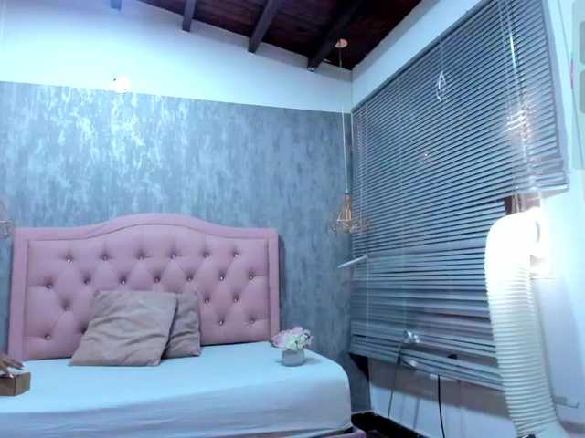 Nahomidi-bello live cam on BongaCams