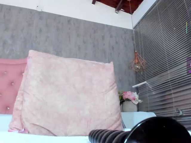 Nahomidi-bello live cam on BongaCams