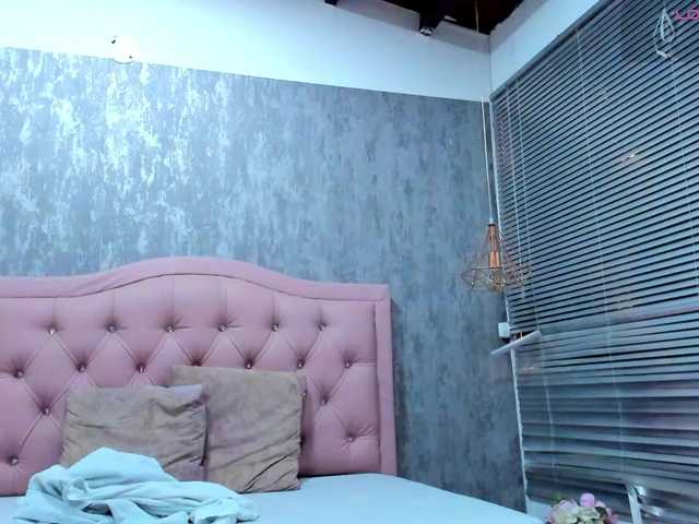 Nahomidi-bello live cam on BongaCams