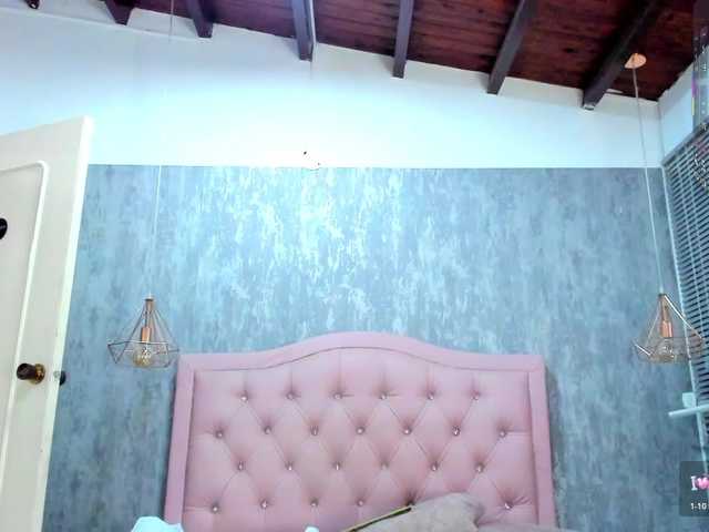 Nahomidi-bello live cam on BongaCams