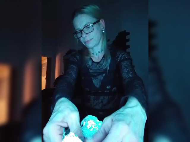 SexyMilfMom4VOYERS
