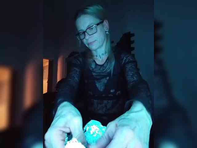 SexyMilfMom4VOYERS webcam