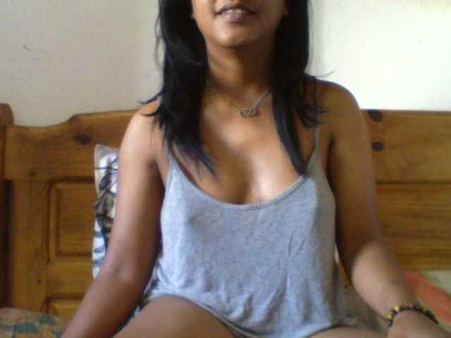 le modèle RandixoSmith est en webcam porno dans un show sur le site bongacams, il possède les tags suivants: Ebony,Brunette,Shaved