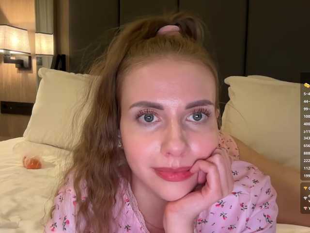  -VikkiL0vesCheese- chat room