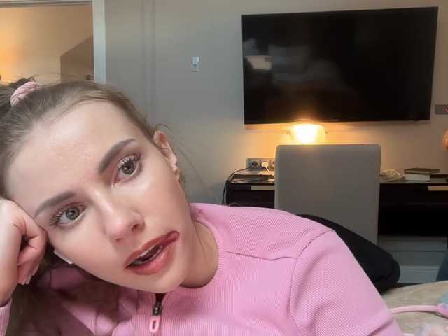 -VikkiL0vesCheese-'s BongaCams show and profile