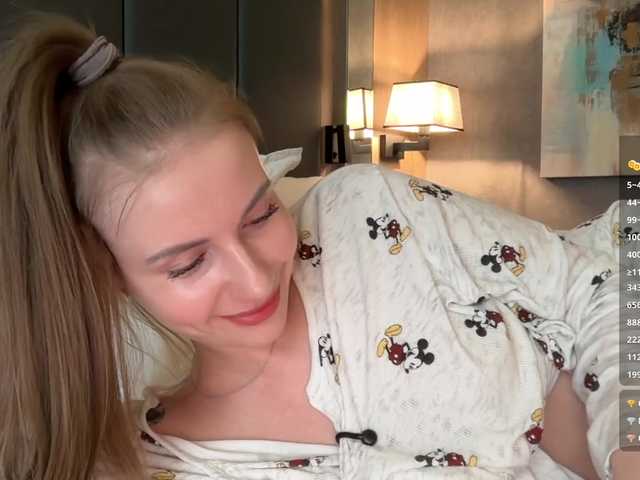  -VikkiL0vesCheese- chat room