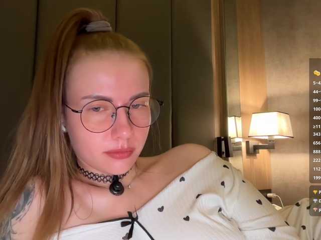  -VikkiL0vesCheese- chat room