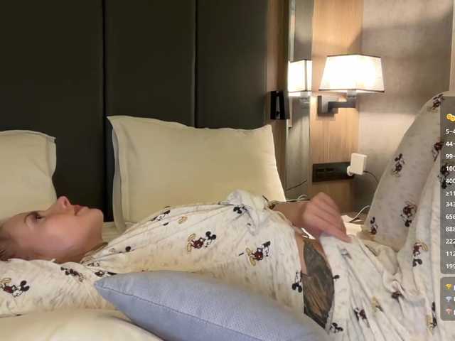  -VikkiL0vesCheese- chat room